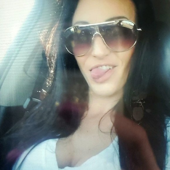 Meet your Posher, Amanda - Picture 3 of 5